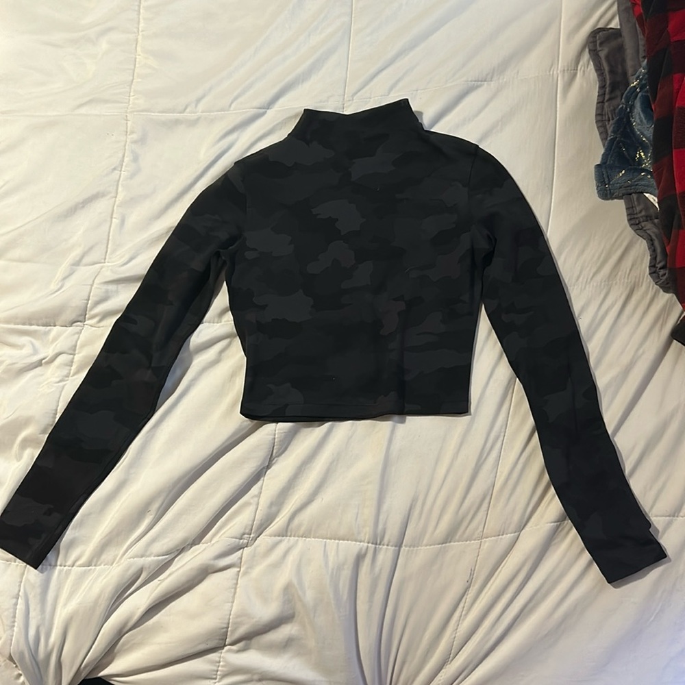 Lululemon size 4 cropped long sleeve black camo shirt